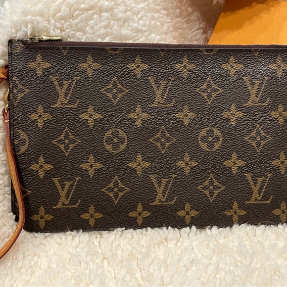 Louis Vuitton Monogram Pouchette - Picture 13 of 15